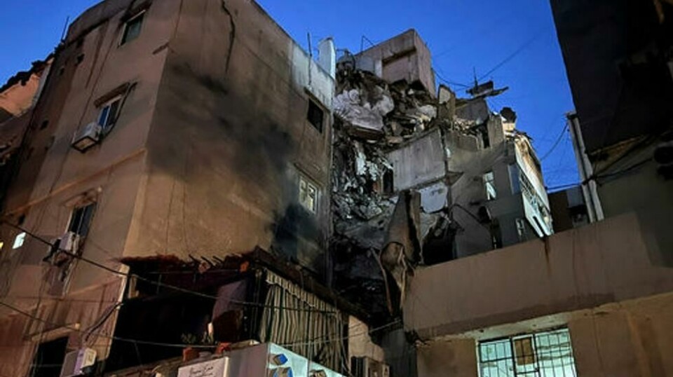 Israels angrep tirsdag kveld skal ha rammet denne bygningen i en forstad sør for sentrum av Beirut. Foto: Hussein Malla / AP / NTB