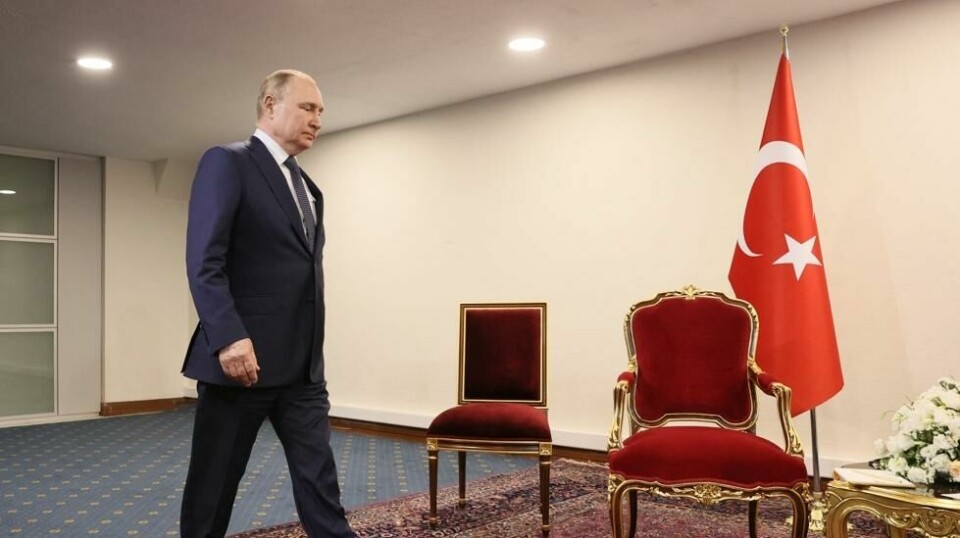 Russlands president Vladimir Putin trer inn på teppet hvor han ble stående ubekvem i nesten ett minutt før hans tyrkiske kollega Recep Tayyip Erdogan dukket opp.