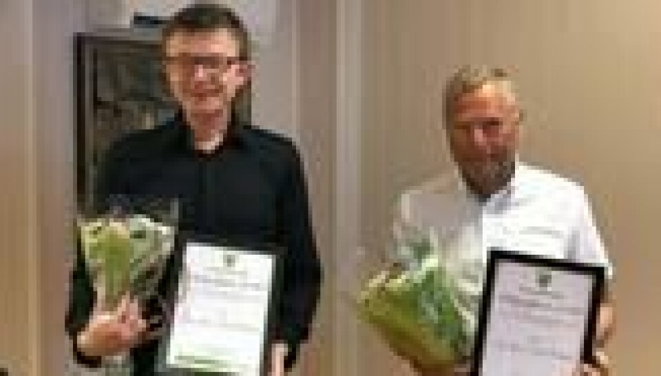 Tidligere kommuneoverlege Arne Bye (t.v.) og ordfører Frode Revhaug ble hedret med bygdas ildsjelpris i 2020 for deres innsats under pandemien. (Foto: Frosta kommune) Tidligere kommuneoverlege Arne Bye (t.v.) og ordfører Frode Revhaug ble hedret med bygdas ildsjelpris i 2020 for deres innsats under pandemien. (Foto: Frosta kommune)