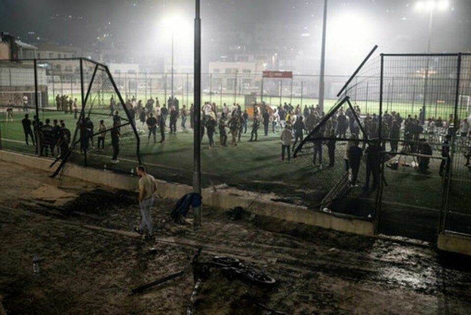 En fotballbane i landsbyen Majdal Shams ble truffet av et rakettangrep lørdag. Israel mener Hizbollah står bak, men militsen selv har avvist dette, Foto: Leo Correa / AP / NTB En fotballbane i landsbyen Majdal Shams ble truffet av et rakettangrep lørdag. Israel mener Hizbollah står bak, men militsen selv har avvist dette, Foto: Leo Correa / AP / NTB