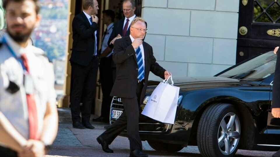 Per Sandberg gikk ut av slottet bakveien da ekstraordinært statsråd ble holdt og han måtte gå av som fiskeriminister. I etterkant ble det kjent at også Per Solvik-Olsen (i bakgrunnen) og andre politikere tok med seg mobiler til «høyrisikoland»