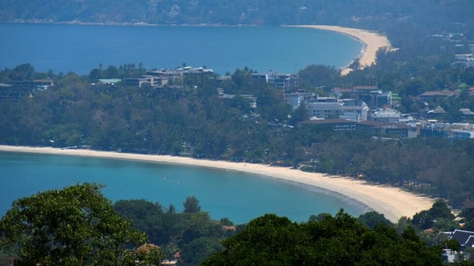 Normalt ville strendene i Phuket være stappfulle av badeglade turister. Nå står de øde og forlatt i møte med coronaviruset. Normalt ville strendene i Phuket være stappfulle av badeglade turister. Nå står de øde og forlatt i møte med coronaviruset. Foto: Stringer / Reuters