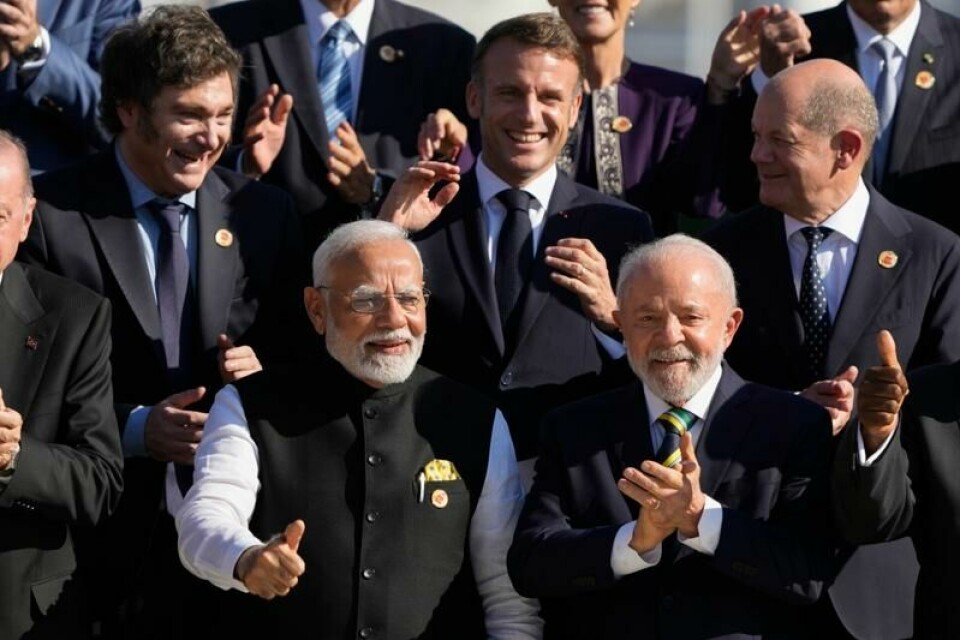 Tysklands statsminister Olaf Scholz (bakerst til høyre) sammen med Frankrikes president Emmanuel Macron, Argentinas president Javier Milei, Indias statsminister Narendra Modi og Brasils president Luiz Inacio Lula da Silva på G20-toppmøtet i Rio mandag.