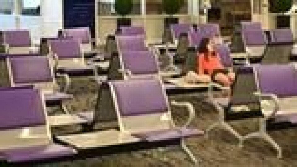 Et barn sitter på en ellers tom terminal på Phuket flyplass. Snart vil turister ønskes velkommen hit. Et barn sitter på en ellers tom terminal på Phuket flyplass. Snart vil turister ønskes velkommen hit. Foto: Mladen Antonov / AFP