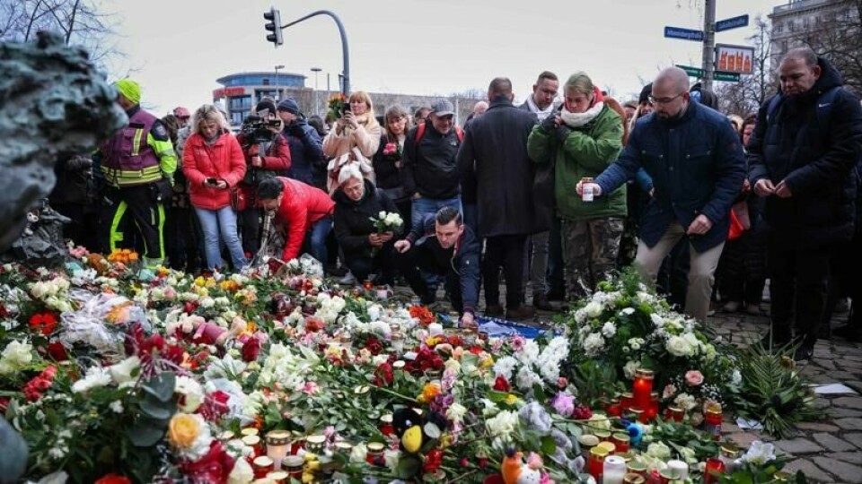 Folk legger ned blomster nær stedet der flere ble påkjørt i Magdeburg fredag kveld.