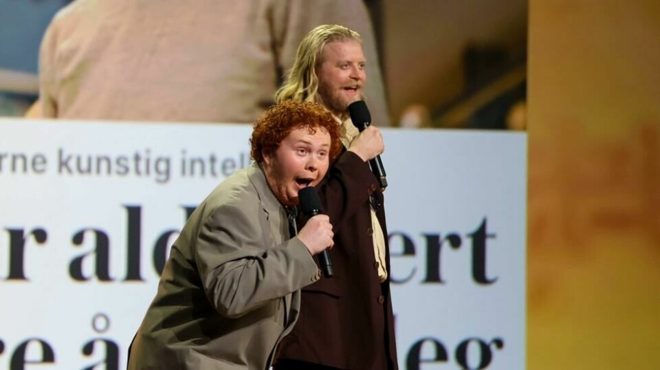 Snorre Kind Monsson (t.v.) og Gaute Berg Næss under utdelingen av Gullruten i Grieghallen i Bergen lørdag. Førstnevnte var ikke fornøyd med at «Kongen befaler» vant humorprisen under showet.