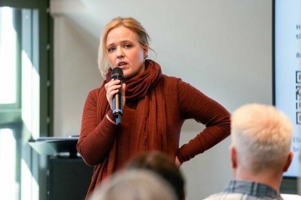 Siv Sørensen fra PST presenterer trusselvurderingen for Pride og andre skeive arrangementer 2025 på Trygghetskonferansen i Oslo.