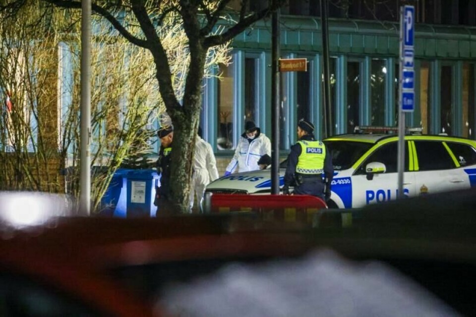 Politiet jobber ved Campus Risbergska i Örebro i Sverige, der ti personer ble drept i en skyteepisode tirsdag. Politifolk som rykket ut til voksenopplæringssenteret, får utvidet fri.