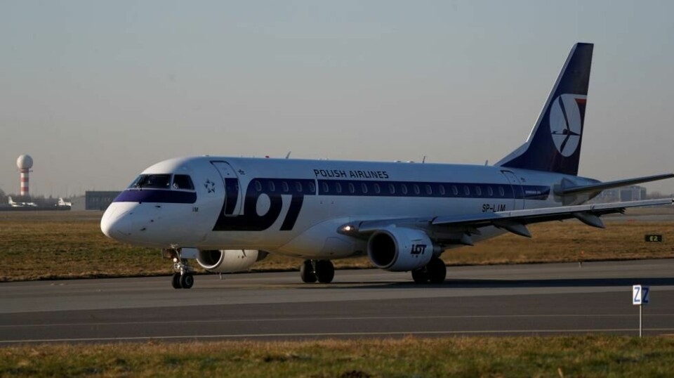 Flyet fra LOT Polish Airlines-fly hadde tatt av fra Warszawa noen timer tidligere. Halvveis i flyvningen på vei til New York smalt det plutselig om bord da ett av kabinvinduene eksploderte.