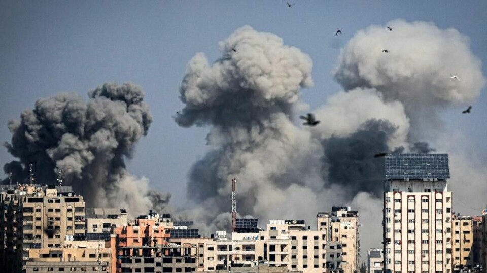 Røyk stiger opp under israelske luftangrep i Gaza 12. oktober 2023. Illustrasjonsfoto.
