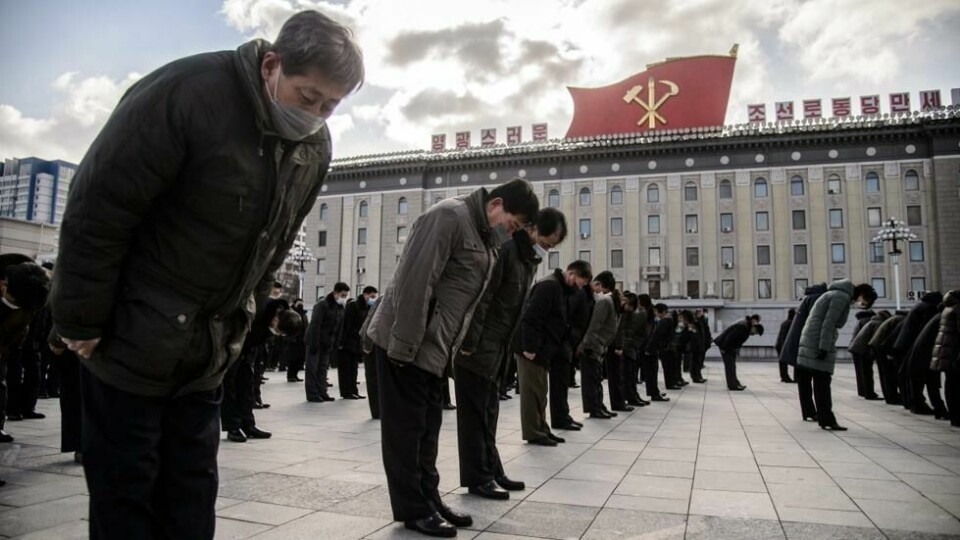Nordkoreanere deltar i tre minutters stillhet for å minnes Kim Jong Il, den avdøde faren til landets nåværende leder. Nordkoreanere deltar i tre minutters stillhet for å minnes Kim Jong Il, den avdøde faren til landets nåværende leder. Foto: Kim Won-Jin / AFP/NTB