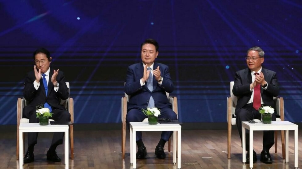 Japans statsminister Fumio Kishida (f.v.), Sør-Koreas president Yoon Suk-yeol og den kinesiske statsministeren Li Qiang på mandagens trilaterale toppmøte i Sør-Korea. Foto: Chung Sung-Jun / AP / NTB