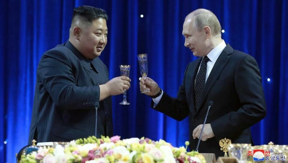 Nord-Korea har hatt et godt forhold til Russland siden slutten av 40-tallet. Her skåler Kim Jong-un og Vladimir Putin under et møte i 2019. Nord-Korea har hatt et godt forhold til Russland siden slutten av 40-tallet. Her skåler Kim Jong-un og Vladimir Putin under et møte i 2019. Foto: KCNA/Reuters/NTB