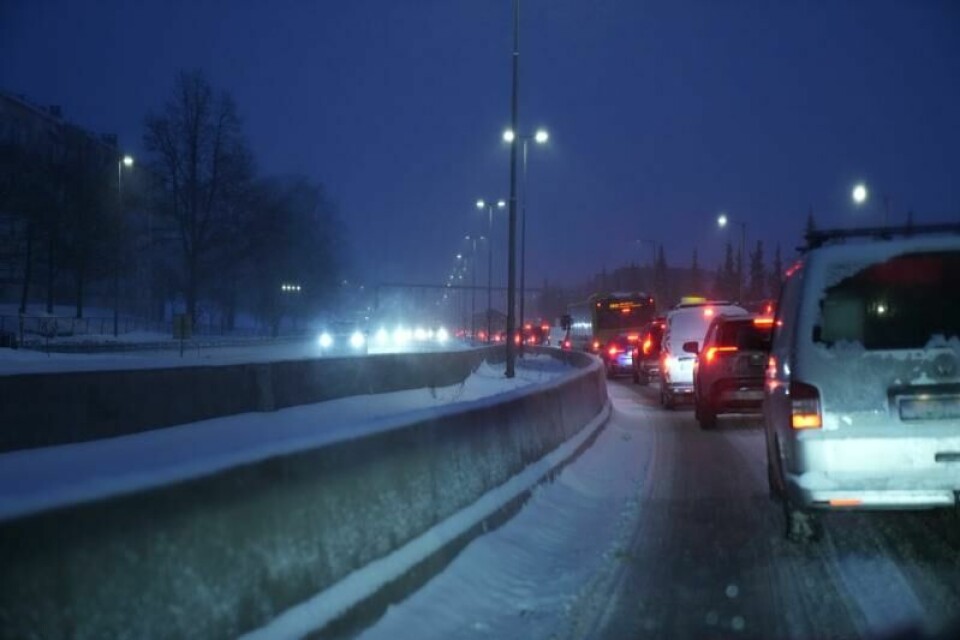 Kø på riksvei 4 ved Veitvet i Oslo på grunn av snøvær.