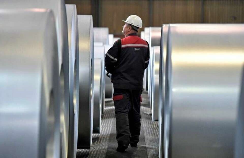 En arbeider kontrollerer stål på en fabrikk i Duisburg i Tyskland i 2018. Arkivfoto: Martin Meissner / AP / NTB