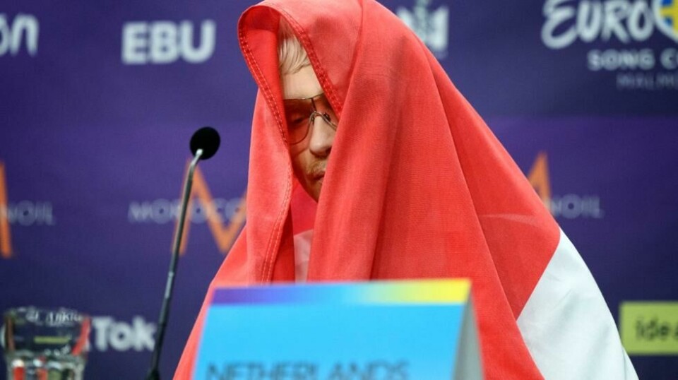 Joost Klein vil ha nye avhør, foretatt i Nederland, melder han via sin advokat. Her fra den famøse pressekonferansen under Eurovision. Foto: Jessica Gow /TT/AP/NTB