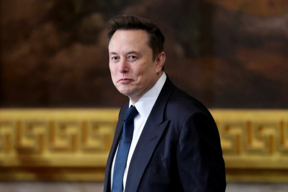 Elon Musk har republisert et innlegg som feilaktig påstår at både medier og politikere ikke har nevnt noe om massakren i Örebro.
