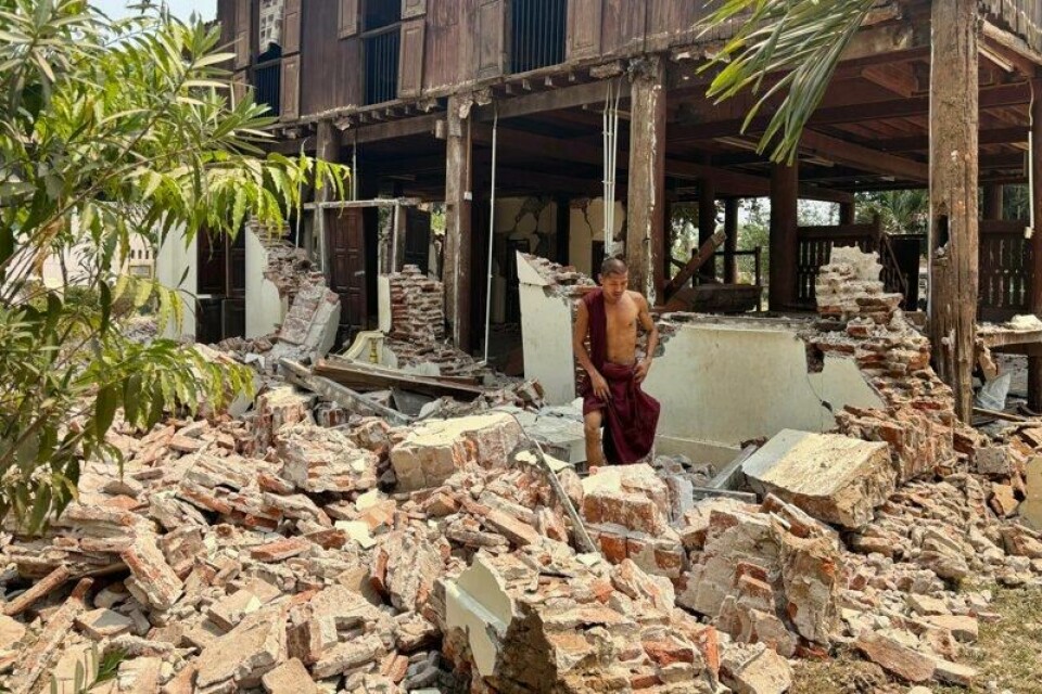 En buddhistmunk ser på ødeleggelsene i et kloster i Naypyidaw i Myanmar etter jordskjelvet som rammet fredag.