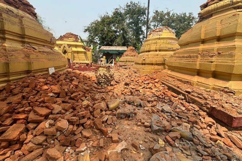 Pagoder raste sammen i Naypyidaw da Myanmar ble rammet av to kraftige jordskjelv fredag. Pagoder raste sammen i Naypyidaw da Myanmar ble rammet av to kraftige jordskjelv fredag. Foto: AP / NTB
