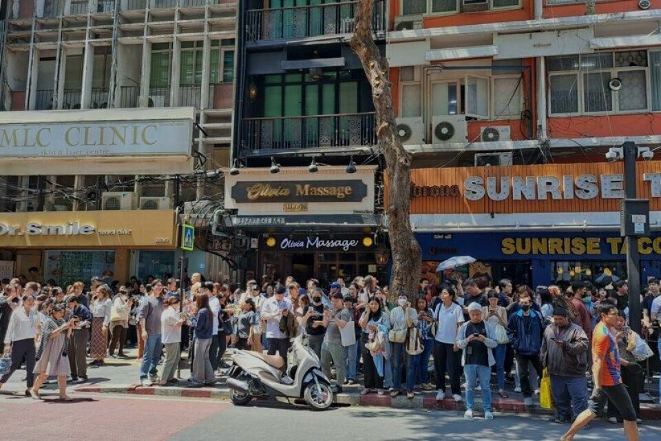 Folk som evakuerte fra bygninger i Bangkok i gaten etter jordskjelvet. Folk som evakuerte fra bygninger i Bangkok i gaten etter jordskjelvet. Foto: Chutima Lalit / AP / NTB