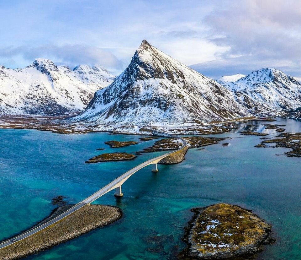 Vinterblikk over Volandstind som ligger majestetisk på andre siden av Fredvangbrua. Vinterblikk over Volandstind som ligger majestetisk på andre siden av Fredvangbrua. Foto: iStock