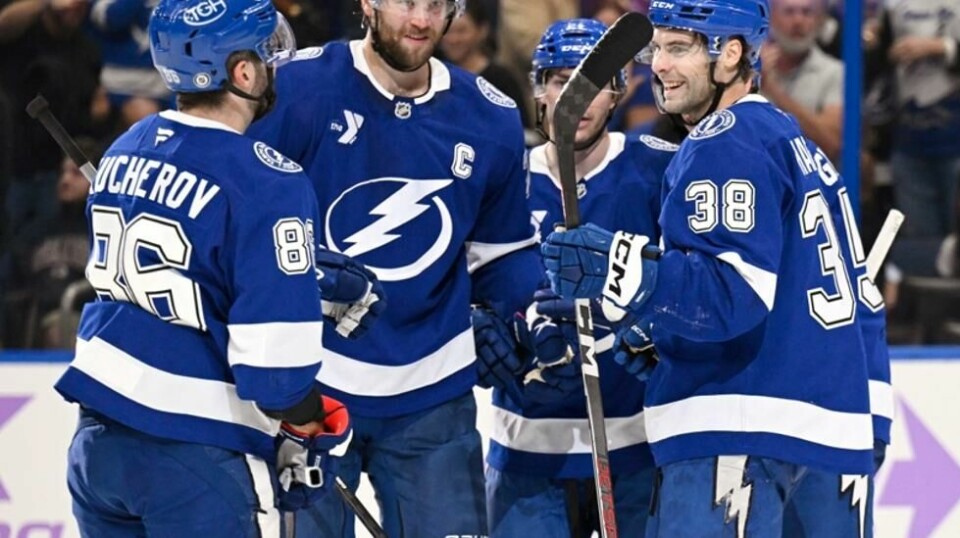 Tampa Bay Lightnings høyreving Nikita Kucherov (86), forsvarsspiller Victor Hedman (77), senter Brayden Point (21) og venstreving Brandon Hagel (38) feirer etter Points scoring i andre periode av NHL-kampen mot Colorado Avalanche i Tampa, Florida mandag.