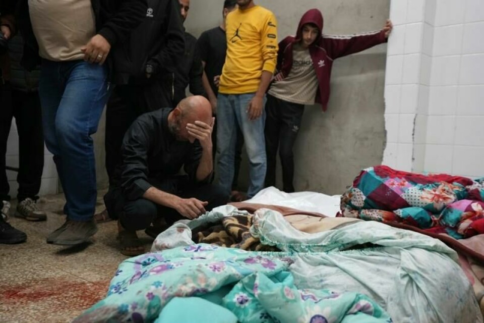 Palestinere sørger over folk som er drept i et israelsk angrep i Nuseirat i Gaza.