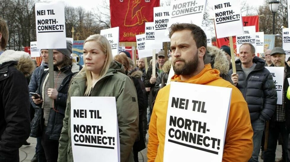 FÅR PUSTEPAUSE: Fagorganiserte fra hele landet demonstrerte 9. mars utenfor Stortinget mot Nortthconnect-kabelen til Skottland. Arbeiderpartiet sikrer flertall for å skyve avgjørelse om den omstridte Northconnect-kabelen ut i tid.