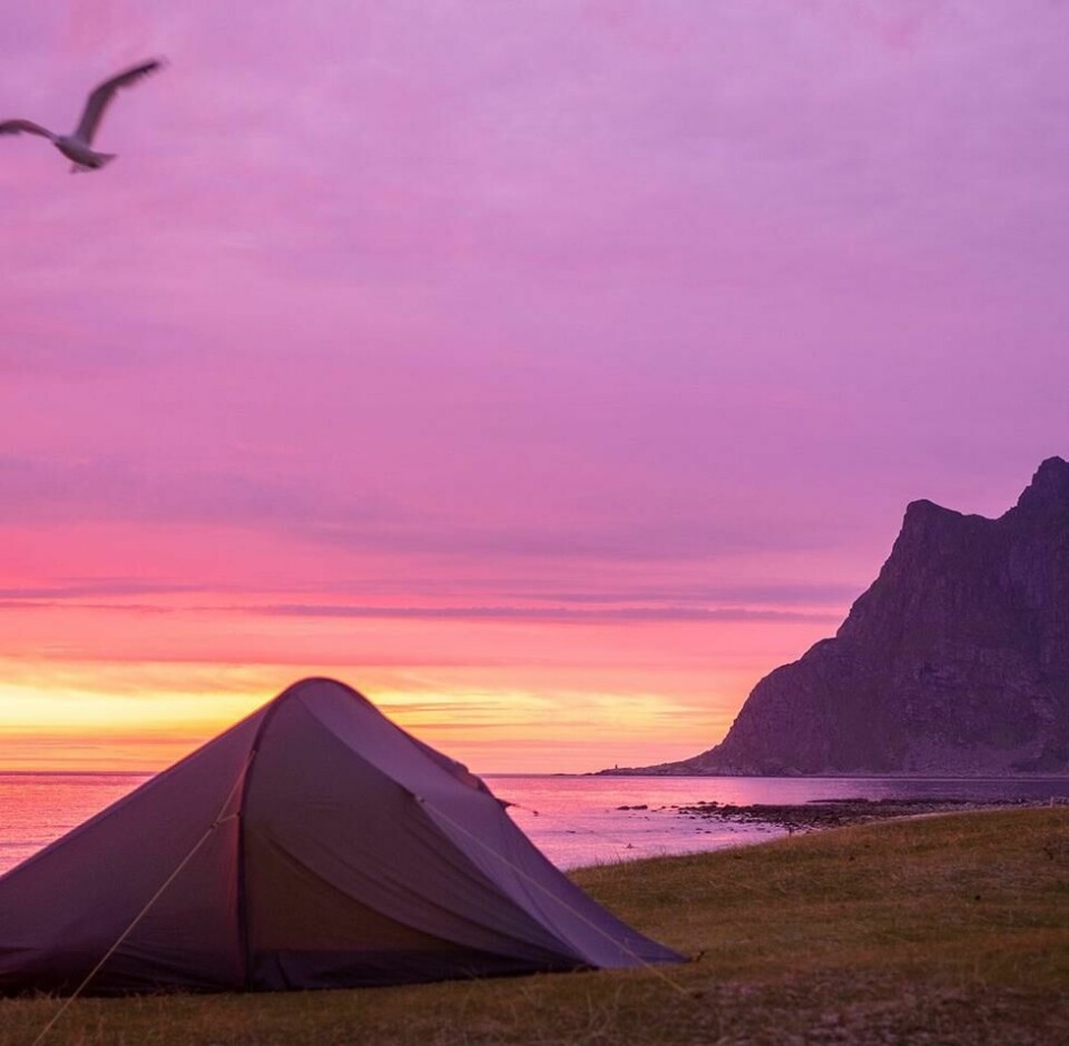Det er mange fjell å sove ved i Lofoten, som her ved Uttakleiv. Det er mange fjell å sove ved i Lofoten, som her ved Uttakleiv. Foto: Julie Luneborg / Chillout Travel Store / chillout.no