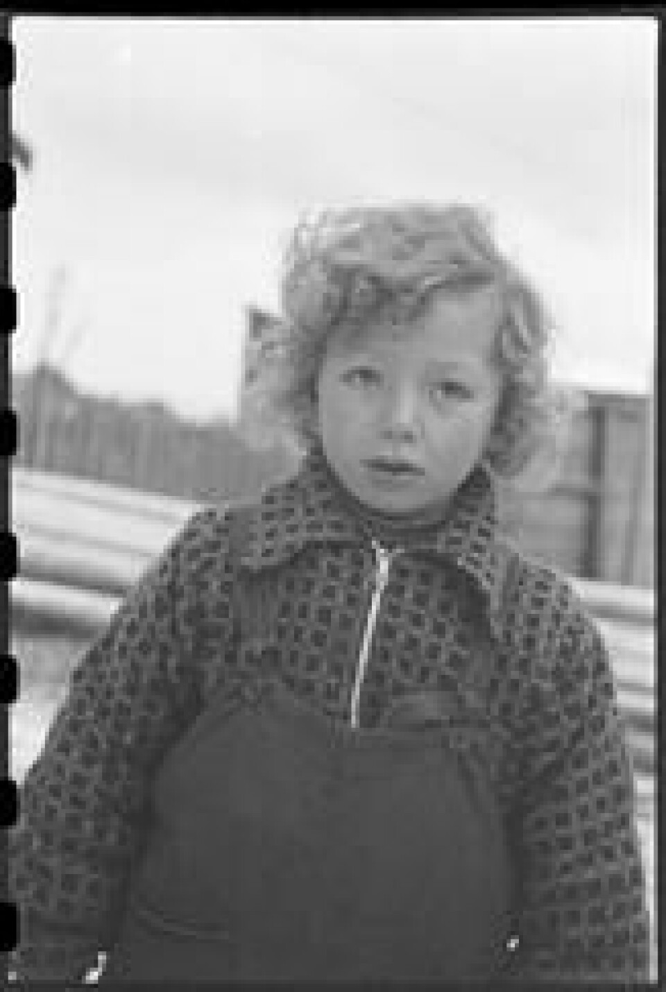 Fra den orginale billedteksten: «Denne lille gutten som heter Bernt Johan er født i Havningberg i Finnmark 9. april 1940 - den dagen da tyskerne overfalt Norge. Faren lovet høytidelig at håret til gutten ikke skulle klippes før Norge var fritt igjen - det samme løfte som Norges første konge, Harald Hårfagre, avga den gangen han satte seg som mål å samle Norge til ett rike». Fra den orginale billedteksten: «Denne lille gutten som heter Bernt Johan er født i Havningberg i Finnmark 9. april 1940 - den dagen da tyskerne overfalt Norge. Faren lovet høytidelig at håret til gutten ikke skulle klippes før Norge var fritt igjen - det samme løfte som Norges første konge, Harald Hårfagre, avga den gangen han satte seg som mål å samle Norge til ett rike». Foto: Riksarkivet/ NTBs krigsarkiv