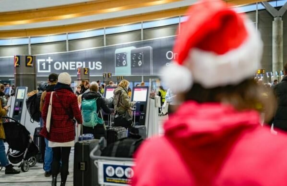 Mange stoppes i sikkerhetskontrollen på flyplassen når de skal ha med seg julegaver og julemat. Husk at regler for både håndbagasje og innsjekket bagasje gjelder uansett, påminner Avinor.