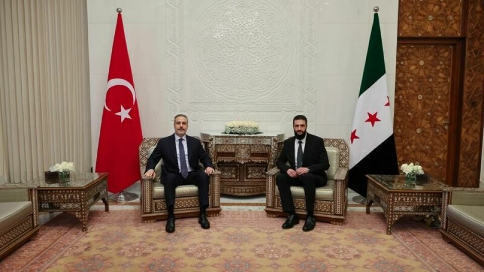 Syrias nye leder Ahmed al-Sharaa (til høyre) i møte med Tyrkia utenriksminister Hakan Fidan nylig.