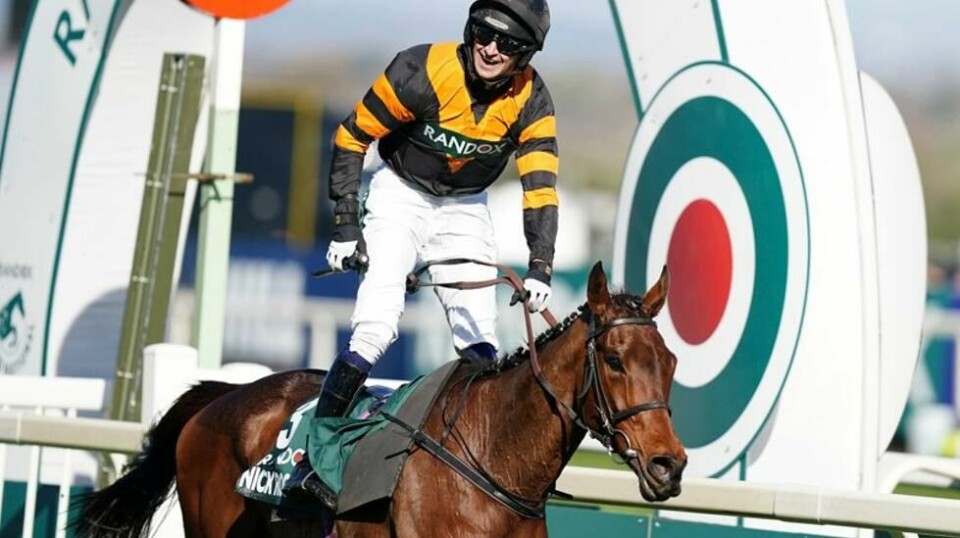 Patrick Mullins vant engelsk Grand National på Nick Rockett. De tre første hestene over mål i storløpet trenes av hans far Willie.