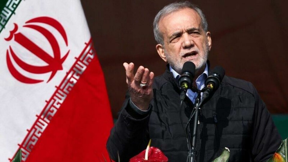 Irans president Masoud Pezeshkian takker nei til president Donald Trumps forslag om å direkte atomsamtaler.