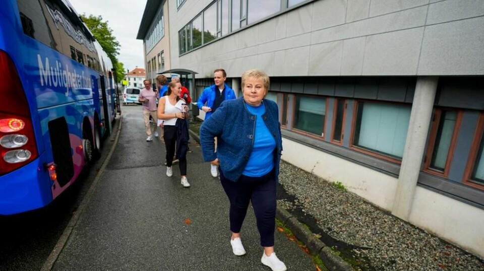 Høyre-leder Erna Solberg turnerer med Høyrebussen på Vestlandet. Hun vil sette fart på veibyggingen i landsdelen – og i resten av landet – dersom hun blir statsminister igjen. Foto: Lise Åserud / NTB