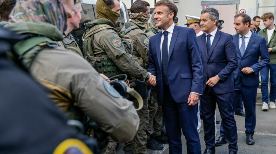 Frankrikes president Emmanuel Macron møtte politibetjenter ved en politistasjon i Noumea i Ny-Caledonia.