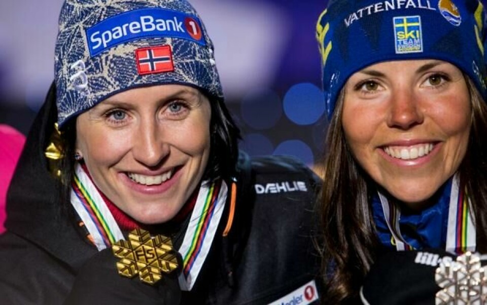 VENNER: Marit Bjørgen smiler med gullmedaljen rundt halsen under medaljeseremonien etter skiathlon i ski-VM 2017 i Lahti. VENNER: Marit Bjørgen smiler med gullmedaljen rundt halsen under medaljeseremonien etter skiathlon i ski-VM 2017 i Lahti. Foto: Tore Meek / NTB scanpix Foto: Tore Meek / NTB scanpix