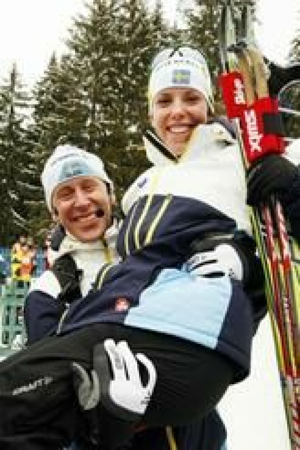 HISTORISK: Svenske Charlotte Kalla og tidligere landslagssjef Gunde Svan feiret sammenlagtseieren til Kalla i Tour de Ski i Val de Fiemme i 2008. Foto: Heiko Junge / SCANPIX HISTORISK: Svenske Charlotte Kalla og tidligere landslagssjef Gunde Svan feiret sammenlagtseieren til Kalla i Tour de Ski i Val de Fiemme i 2008. Foto: Heiko Junge / SCANPIX
