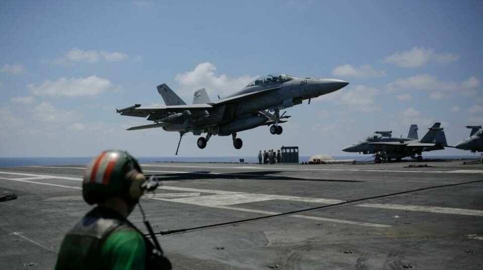 Et kampfly lander på hangarskipet USS George H.W. Bush i Middelhavet 22. juni 2017. Skipet har vært brukt som base for angrep mot terrorgruppen IS i Syria. Scanpix/AP.