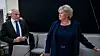IKKE BEROLIGET: Statsminister Erna Solberg og leder i Kontroll- og konstitusjonskomiteen Dag Terje Andersen før åpen høring i Stortingets kontroll-og konstitusjonskomite i riksrevisjonens undersøkelse av oppfølging av objektsikring. Erna Solberg sier regjeringen burde kommunisert bedre, tydeligere og tidligere til Stortinget. Foto: Heiko Junge / NTB scanpix