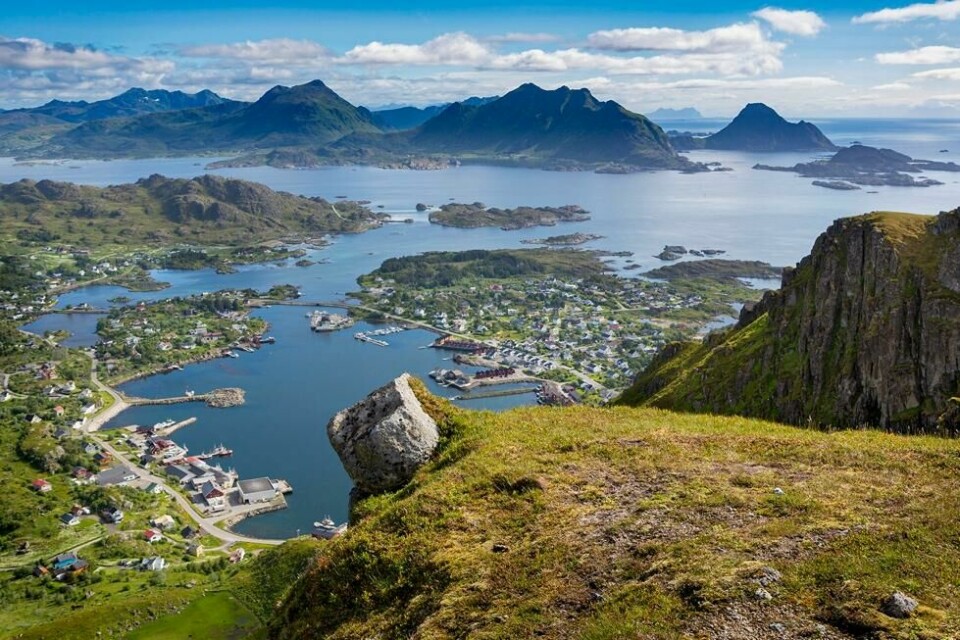 Utsikt fra Nonstinden ned på Ballstad på Vestvågøy. Utsikt fra Nonstinden ned på Ballstad på Vestvågøy. Foto: iStock