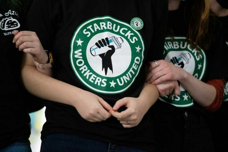 Starbucks-ansatte streiker for bedre lønns- og arbeidsvilkår i tre amerikanske storbyer fredag. Fagforeningen Starbucks Workers United sier streiken kan trappes opp.