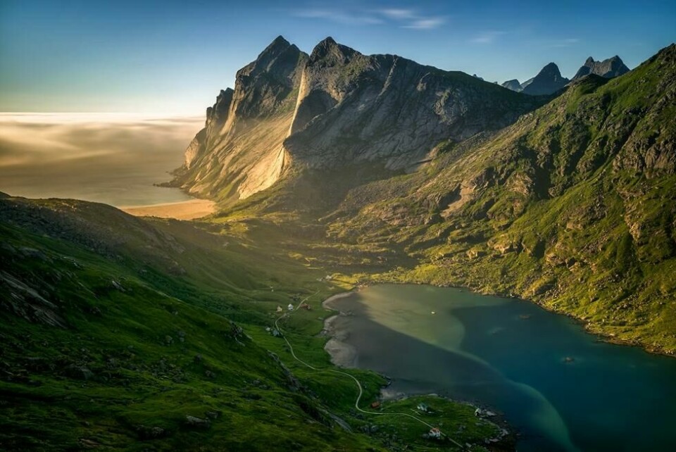 Helvetestinden til høyre over Bunesstranda. Helvetestinden til høyre over Bunesstranda. Foto: iStock