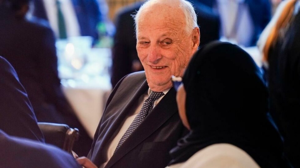 Kong Harald fikk nylig besøk av Tanzanias president Samia Suluhu Hassan hjemme i Norge. På ferie i Malaysia er han blitt syk og er innlagt på sykehus der med en infeksjon. Foto: Cornelius Poppe / POOL / NTB