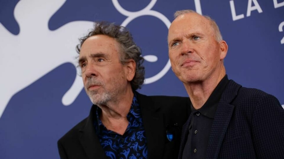 Det blir neppe noen tredje «Beetlejuice»-film, mente regissør Tim Burton (t.v.) – og pekte på at han vil være 100 år med dette tempoet. Her med Michael Keaton i Venezia. Foto: Joel C Ryan/Invision/AP/NTB