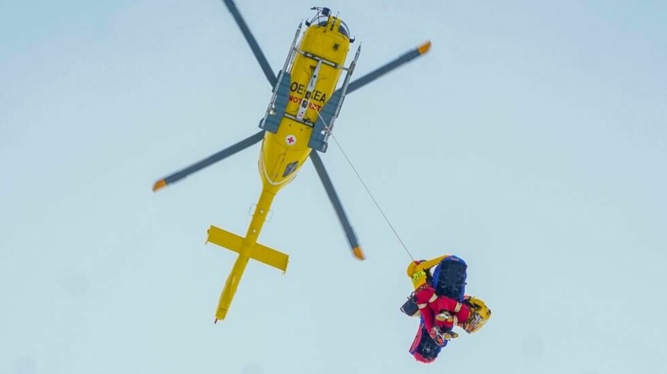 Ambulansehelikopteret i Kitzbühel måtte hente to alpinister ut av utforbakken på onsdagens trening. Bildet er fra i fjor da Henrik Røa måtte fraktes bort etter et stygt fall. Foto: Lise Åserud / NTB