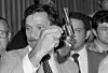 Son of Sams revolver blir vist frem av politiet i New York, etter at han ble fengslet i 1977. Foto: Ira Schwarz / AP