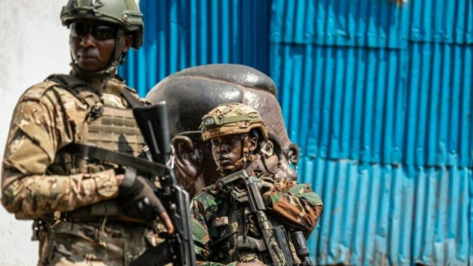 Medlemmer av M23-bevegelsen står vakt mens folk samles under et møte på Place de l’Indépendance i Bukavu tidligere i år. Bukavu er en av to nøkkelbyer i den urolige regionen som i løpet av de siste ukene har blitt erobret av anti-regjeringsstyrkene i M23.