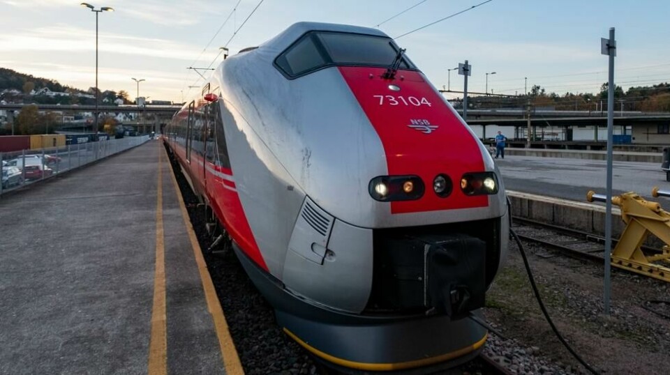 SØRLANDSBANEN: Et NSB-togsett står på et sidespor på Kristiansand stasjon. Nylig ble det kjent at den britiske, sterkt kritiserte jernbanegiganten Go-Ahead har vunnet konkurransen om å få kjøre Sørlandsbanen og andre baner.
