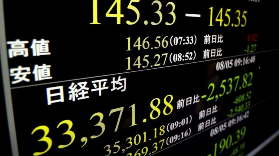 Tokyo-børsen endte handelsdagen med et kraftig fall på 8 prosent. Bildet er tatt mandag. Foto: Shohei Miyano / Kyodo News / AP / NTB